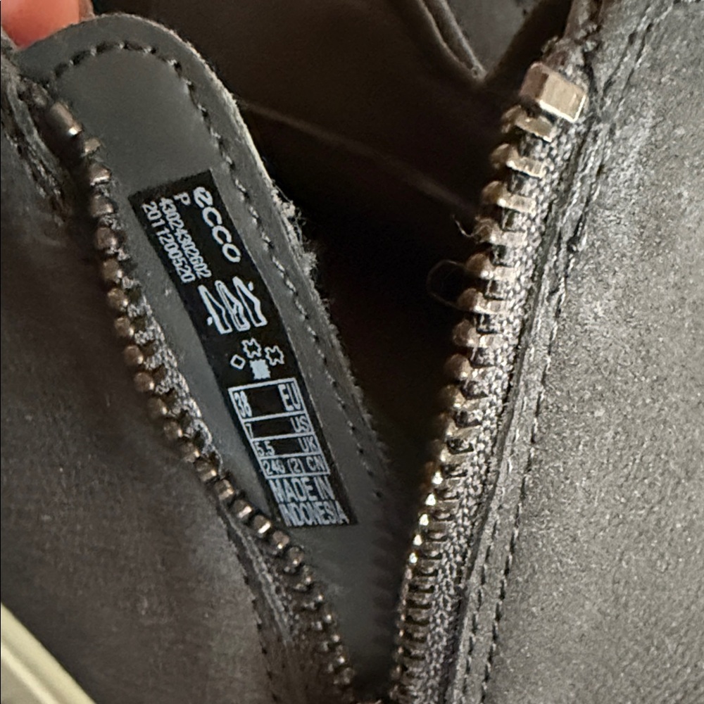 ECCO Soft Black Low-Cut Zip Bootie - Picture 4 of 8